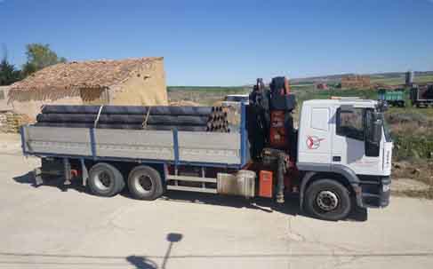 transporte de tuberias en camion pluma